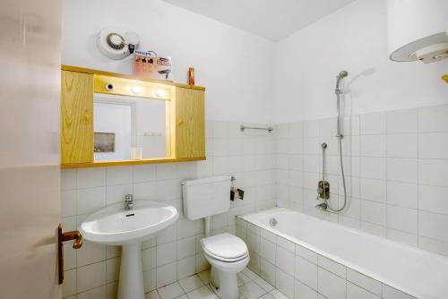 uma casa de banho com um WC, um lavatório e uma banheira em Casa Laura em Arenzano