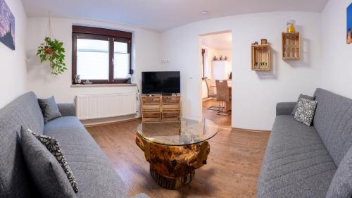 ein Wohnzimmer mit 2 Sofas und einem Couchtisch in der Unterkunft Fewo Thielke Fewo 3 Tummelchen in Cochem