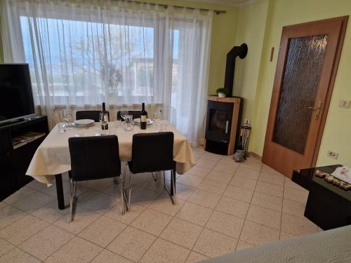 Μια τηλεόραση ή/και κέντρο ψυχαγωγίας στο Apartma PANORAMA