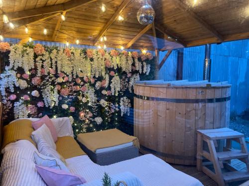 a room with a bunch of flowers on a wall at Top Pen Y Parc Farm Glamping in Holywell