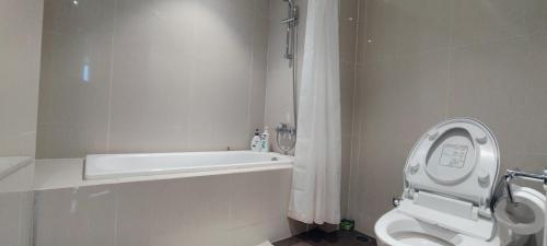 Un baño de BRANZ BSD Prime Location - BSD Central Business District & ICE BSD