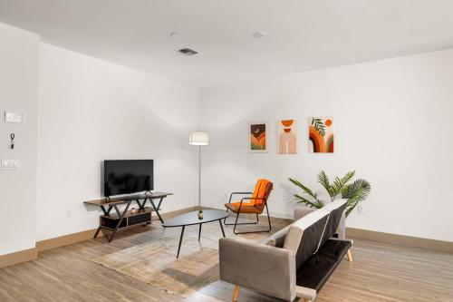 TV/trung tâm giải trí tại Luxury 2BR CozySuites on the Town Lake waterfront! 10