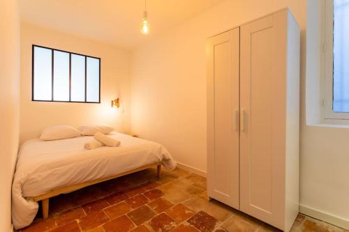 een kleine slaapkamer met een bed en een raam bij Vieux Port - Le Quai in Marseille