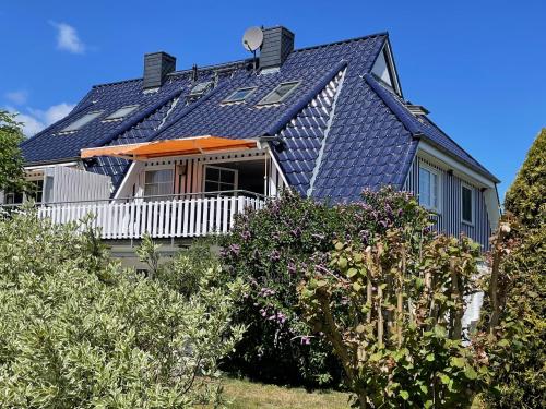 a house with solar panels on its roof at An de Bäk Bornstübchen in Born