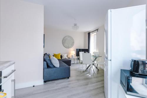 a living room with a blue couch and a table at OPP Liverpool - Perfect for contractors and travellers, BIG SAVINGS booking 4 nights or more! in Liverpool