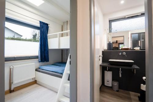 Giường trong phòng chung tại AMW8d Ferienhaus Moin