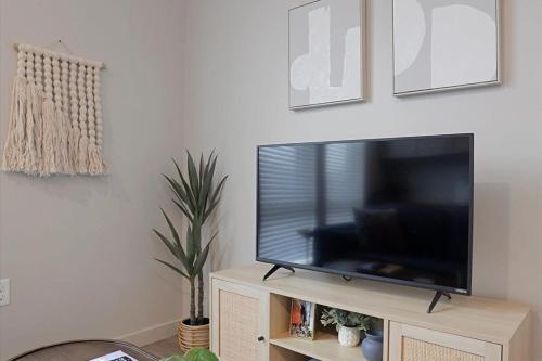 ピッツバーグにあるCozySuites Stylish SDO, Lawrencevilleのリビングルーム(薄型テレビ付)