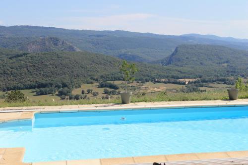 - une piscine avec vue sur les montagnes dans l'établissement La Villa Corentine, à Grand-Corent