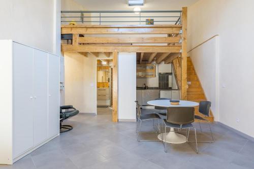 une pièce avec une table et des chaises et une cuisine dans l'établissement Vaste appart de 50 m2- 2 pièces -n3, à Charleval