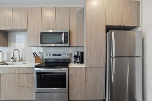 Η κουζίνα ή μικρή κουζίνα στο CozySuites Modern 1BR, Lawrenceville