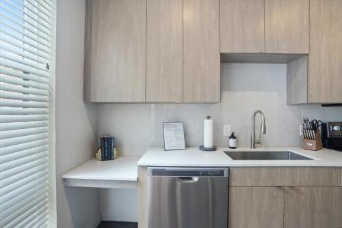Η κουζίνα ή μικρή κουζίνα στο CozySuites Modern 1BR, Lawrenceville