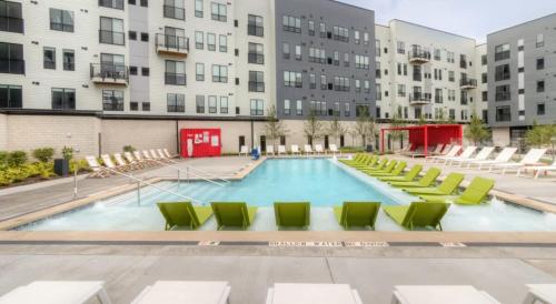 Πισίνα στο ή κοντά στο CozySuites Modern 1BR, Lawrenceville
