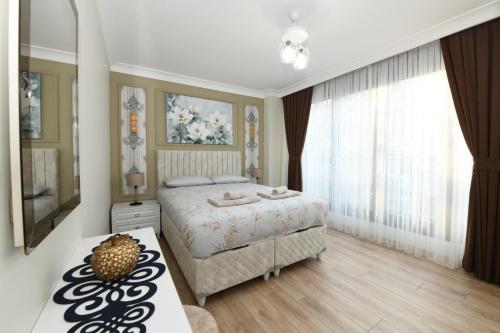 um quarto com uma cama e uma mesa em Space Suite 4 em Istambul