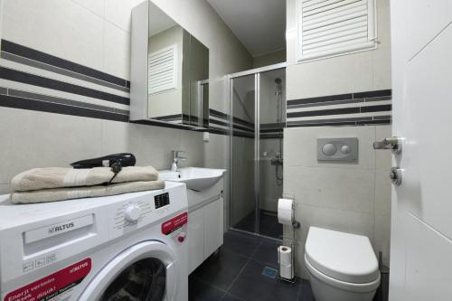 uma máquina de lavar roupa na casa de banho com um lavatório em Space Suite 4 em Istambul