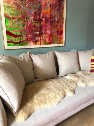 kanapę z dywanem w salonie w obiekcie Le Gite de Tassigny w mieście Meursault