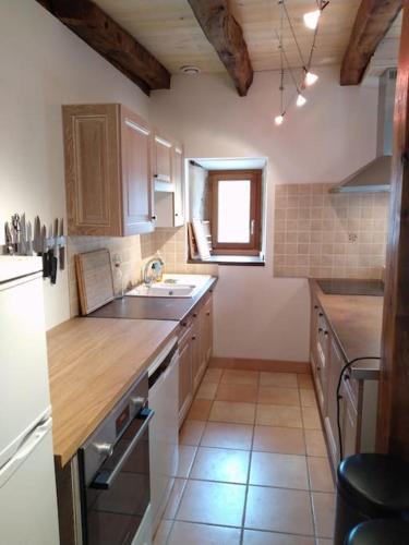une cuisine avec un évier et un plan de travail dans l'établissement Maison coeur de causse, à Fontanes-du-Causse