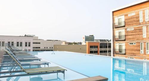 Πισίνα στο ή κοντά στο CozySuites l Roomy 1BR, Monument Circle, Indy