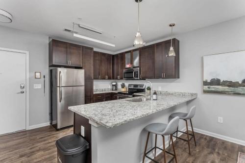 Η κουζίνα ή μικρή κουζίνα στο CozySuites l Roomy 1BR, Monument Circle, Indy