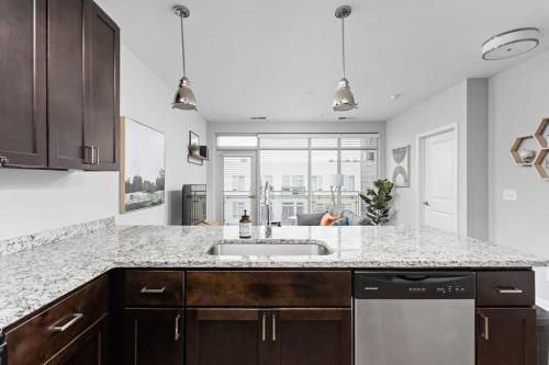 Η κουζίνα ή μικρή κουζίνα στο CozySuites l Roomy 1BR, Monument Circle, Indy