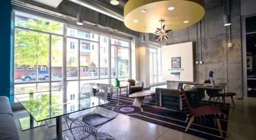 Χώρος καθιστικού στο CozySuites l Roomy 1BR, Monument Circle, Indy