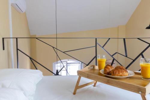 - un plateau avec du pain et 2 verres de jus d'orange dans l'établissement Femore, Zoo de Beauval, à Saint-Aignan