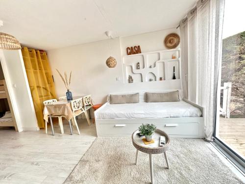 um quarto com uma cama e uma mesa em Appartement * Palavas-les-flots * Piscine em Palavas-les-Flots