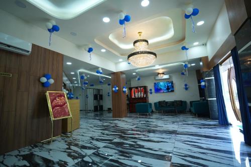 een conferentiezaal met blauwe ballonnen aan het plafond bij Hotel Raison Inn Bechraji in Kalri