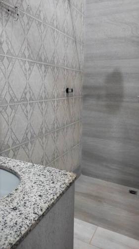 Ένα μπάνιο στο Casa Agradável, Arejada, Espaçosa, Perto de Tudo e Para até 20 Pessoas
