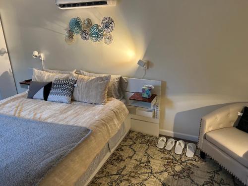 um quarto com uma cama grande e um sofá em Country Cottage with beautiful views em Saugerties
