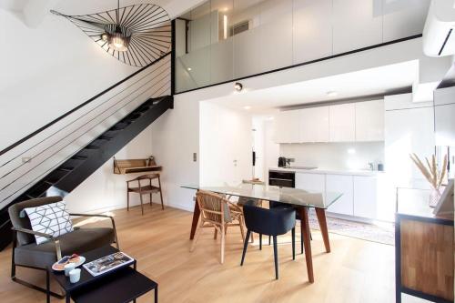 une cuisine et un salon avec une table et des chaises dans l'établissement #11 Alex suite terrace parking AC 2 BDR 5mins to sea, à Saint-Jean-Cap-Ferrat