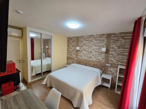 Una cama o camas en una habitación de Gavilanes 2 TOLEDO