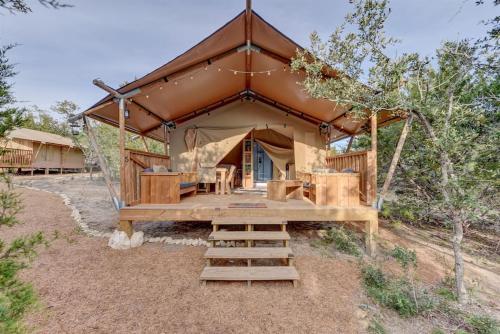 Zelt-Lodge mit Terrasse auf einem Feld in der Unterkunft 12 Fires Luxury Glamping with AC #5 in Johnson City