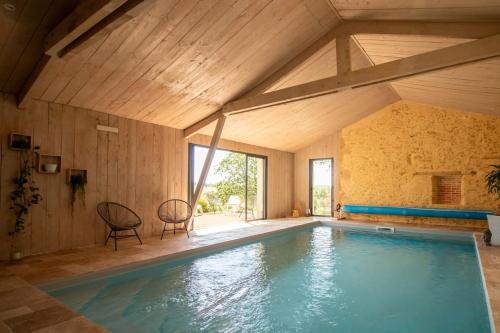 Bazén v ubytování Le Hameau - Villa de Luxe avec Piscine Intérieure & Jacuzzis nebo v jeho okolí
