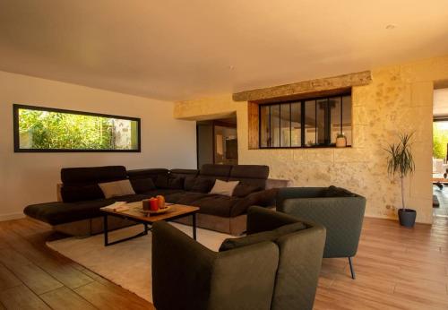 Ein Sitzbereich in der Unterkunft Le Hameau - Villa de Luxe avec Piscine Intérieure & Jacuzzis