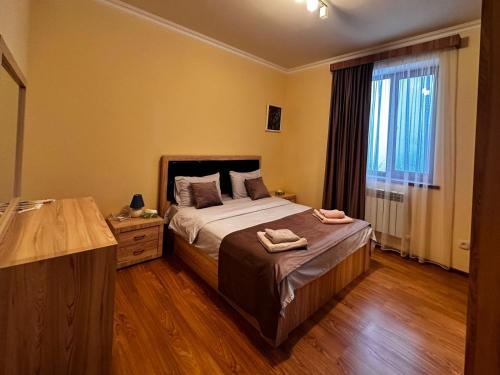 - une chambre avec un lit et 2 serviettes dans l'établissement Zartonq, à Tatev