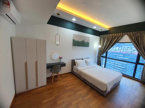 Reizz Residence By Luxury Suites في كوالالمبور: غرفة نوم بسرير ومكتب ونافذة