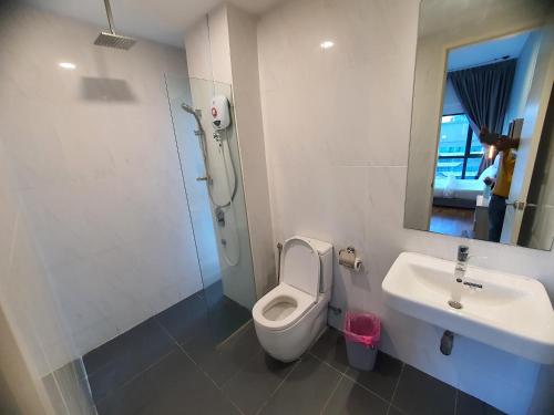 Reizz Residence By Luxury Suites في كوالالمبور: حمام مع مرحاض ومغسلة