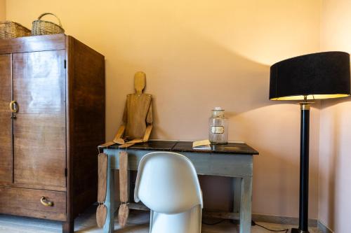 a room with a desk with a lamp and a chair at Casa Montalgallo in Lucignano