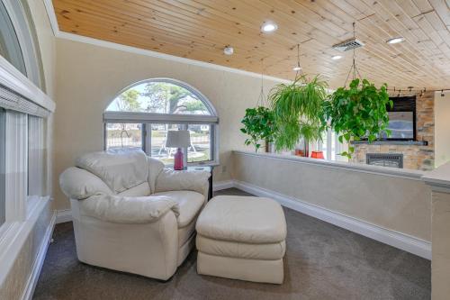 Χώρος καθιστικού στο Large Home with Indoor Basketball Court and Game Room!