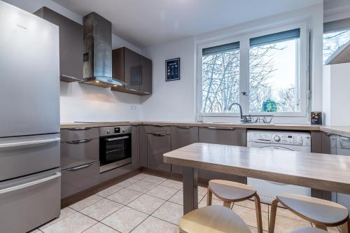 una cocina con mesa y sillas. en Oasis Urbaine for 8 near to Paris, en Villejuif
