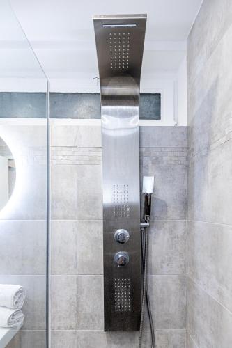 une douche avec une porte vitrée dans une salle de bain dans l'établissement Oasis Urbaine for 8 near to Paris, à Villejuif