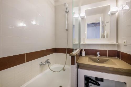 ein Badezimmer mit Waschbecken und Dusche in der Unterkunft Sur la mer in Cannes