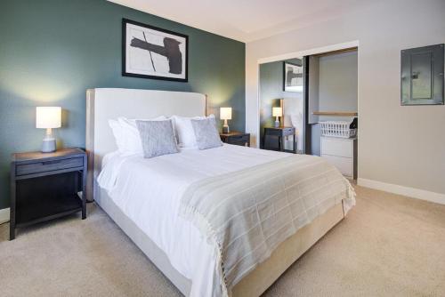 een slaapkamer met een groot wit bed en 2 nachtkastjes bij Landing Modern Apartment with Amazing Amenities (ID5476X22) in Foster City