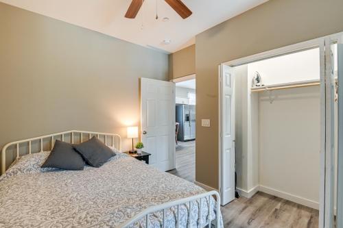 1 dormitorio con 1 cama y puerta corredera de cristal en Bright Kingston Springs Home Less Than 22 Mi to Nashville, en Kingston Springs