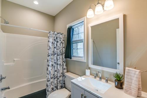 Ένα μπάνιο στο Bright Kingston Springs Home Less Than 22 Mi to Nashville