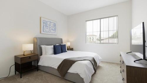 Habitación blanca con cama y TV en Landing Modern Apartment with Amazing Amenities (ID9071X06), en San Diego