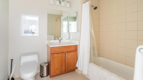 y baño con aseo, lavabo y ducha. en Landing Modern Apartment with Amazing Amenities (ID2753X96) en Filadelfia