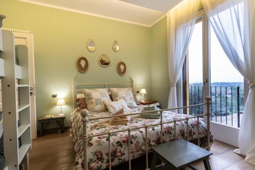 een slaapkamer met een bed en een groot raam bij Casa Montalgallo in Lucignano