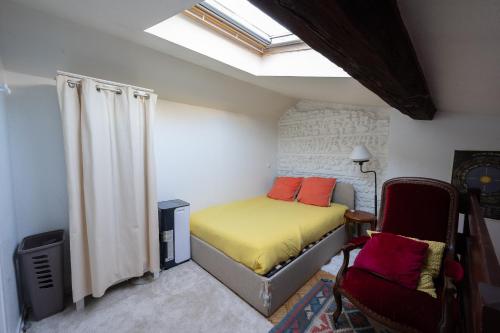 トゥールーズにあるLe Cerisierの小さなベッドルーム(ベッド1台、窓付)