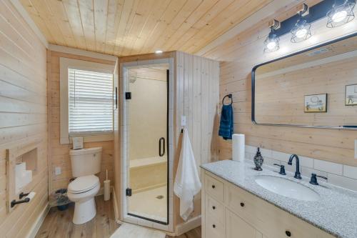 y baño con aseo, lavabo y ducha. en Charming Vacation Home 4 Mi to Whitney Lake!, en Whitney